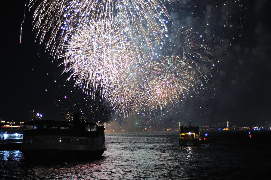 Fireworks on the Hudson Photograph by Terese Loeb Kreuzer - Pixels