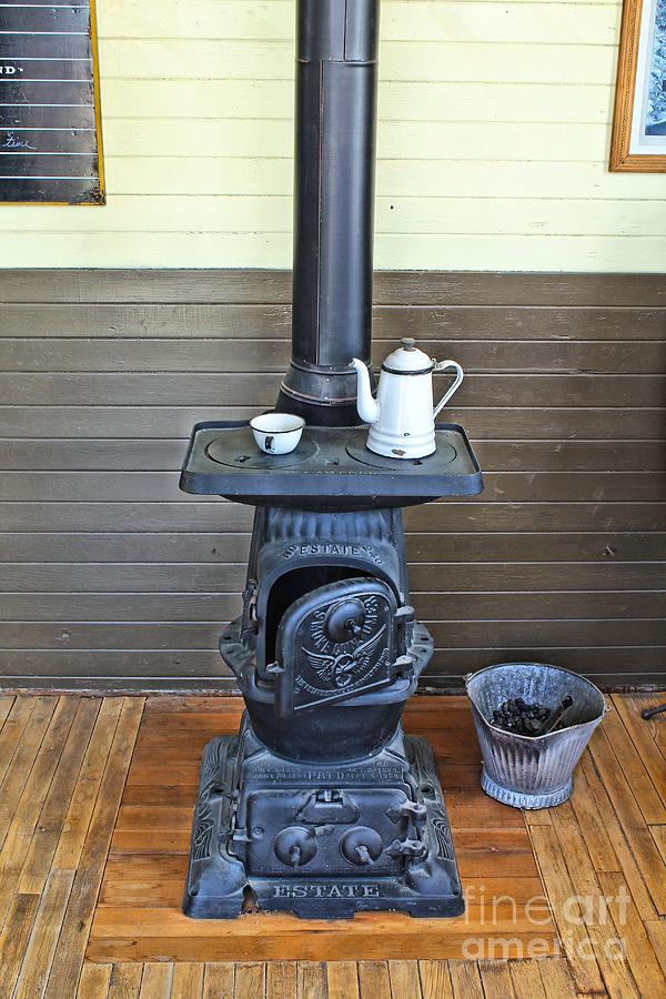 https://images.fineartamerica.com/images/artworkimages/mediumlarge/1/1-old-cast-iron-stove-2-jimmy-ostgard.jpg