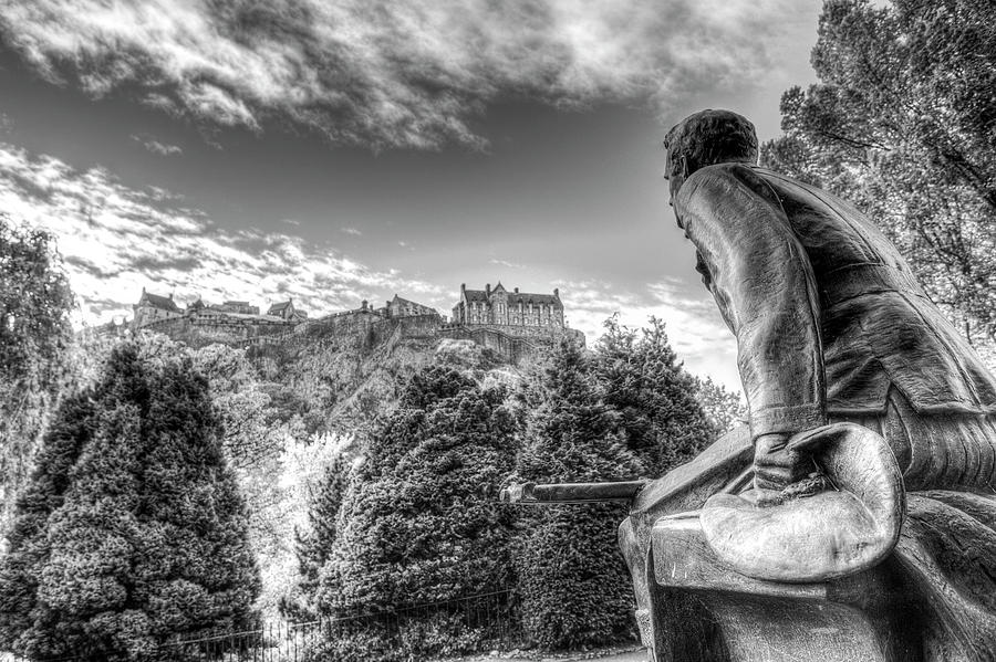 Scots American Memorial And Edinburgh Castle #1 Photograph by David Pyatt