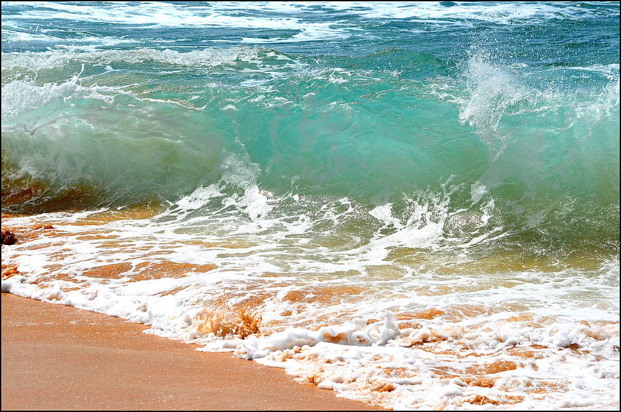 Shorebreak at Sandy Beach Photograph by Stan Askew