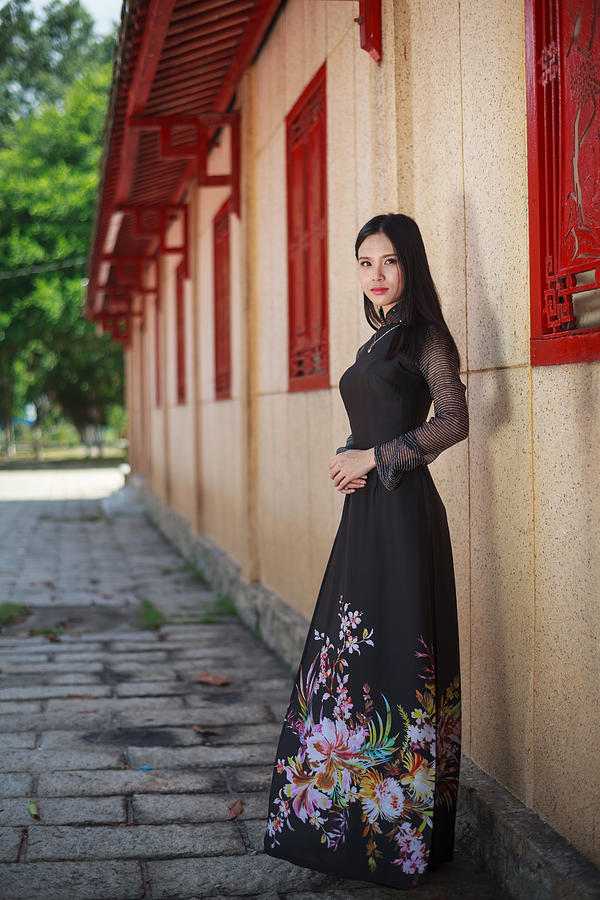 The Beauty of Vietnamese Girls with Traditional Dress (Ao 