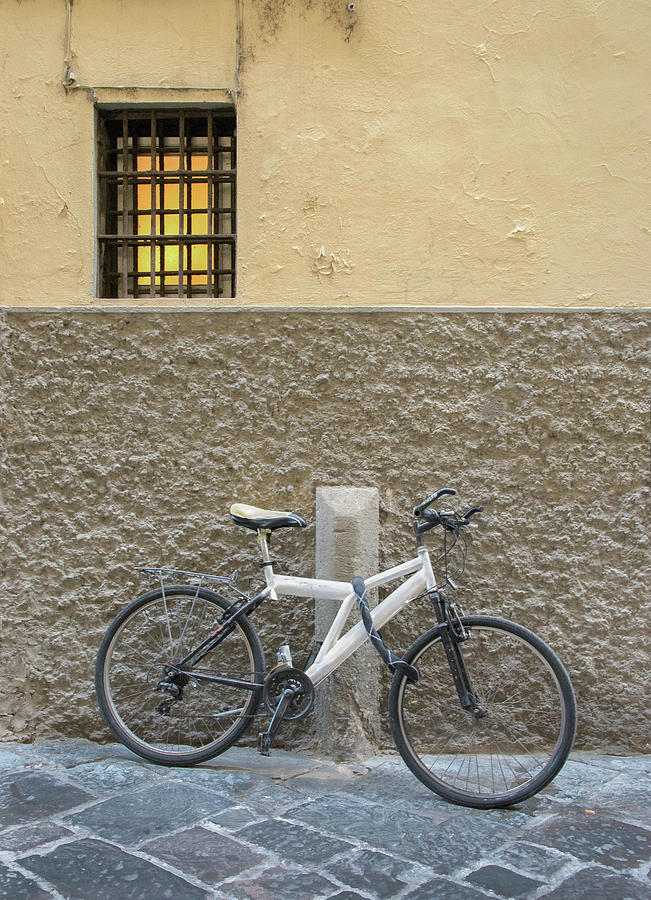 White Bicycle Against Textured Wall In Rome Photograph by Gary Slawsky