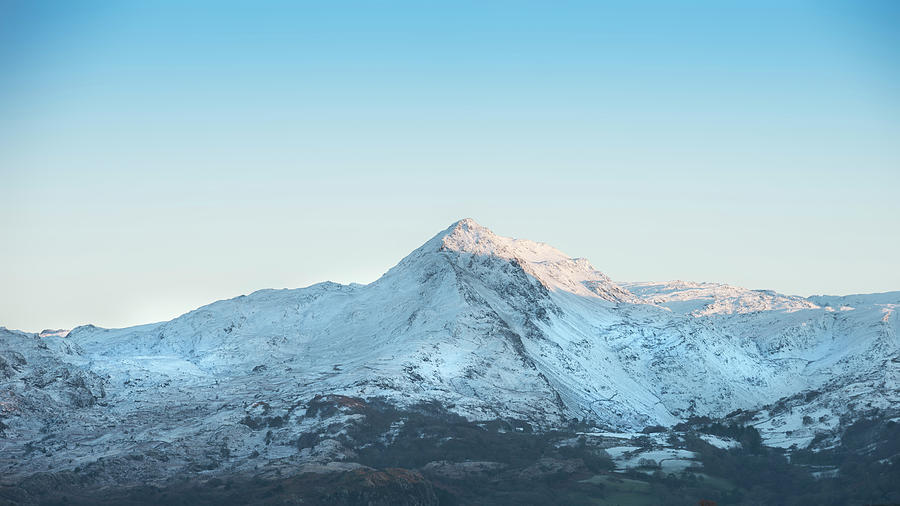 Beautiful Winter sunrise landscape image of Mount Snowdon and ot ...