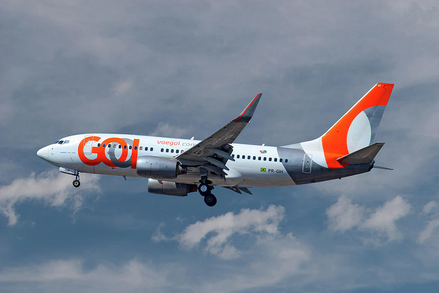 GOL Transportes Aereos Boeing 737-76N Photograph by Smart Aviation