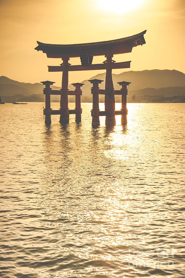 Miyajima, Famous big Shinto torii standing in the ocean in Hiroshima ...