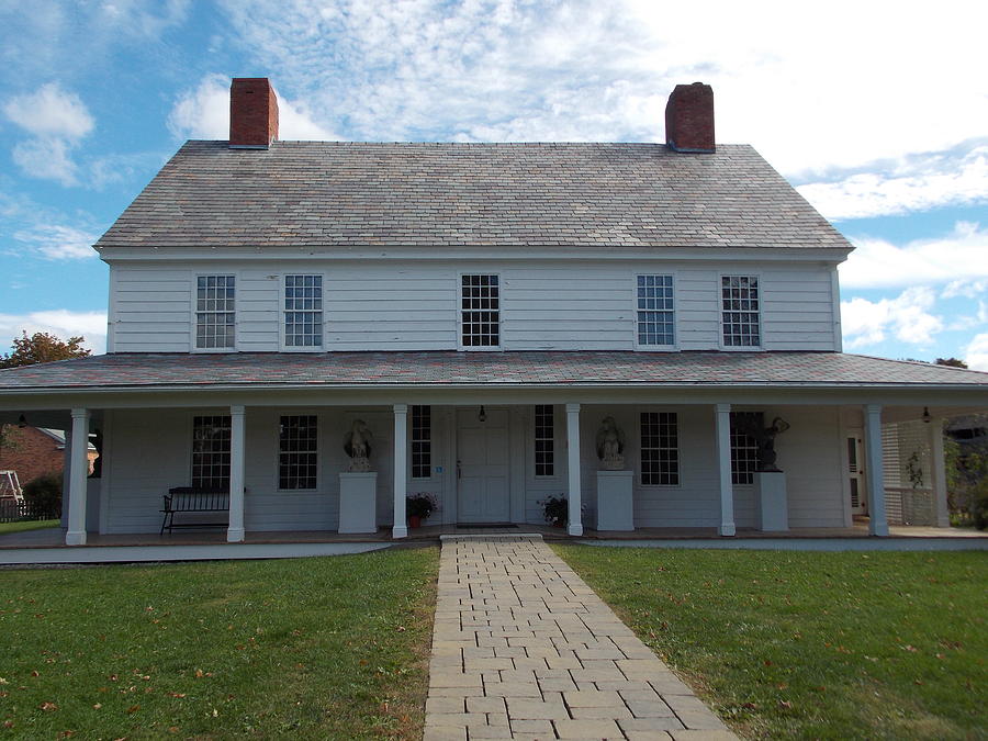 1787 Stagecoach Inn Photograph by Catherine Gagne
