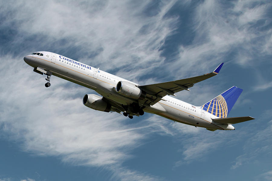 United Airlines Photograph - United Airlines Boeing 757-224 by Smart Aviation United Airlines Photograph - United Airlines Boeing 757-224 by Smart Aviation
