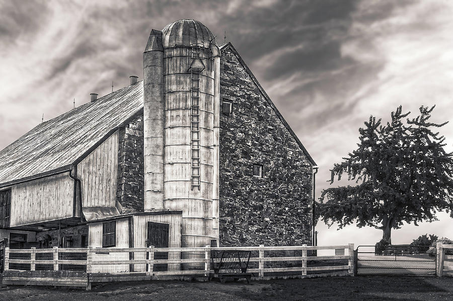 1803 Amish Stone Barn  -  1803amishstonebarnblkwhi172790 Photograph by Frank J Benz