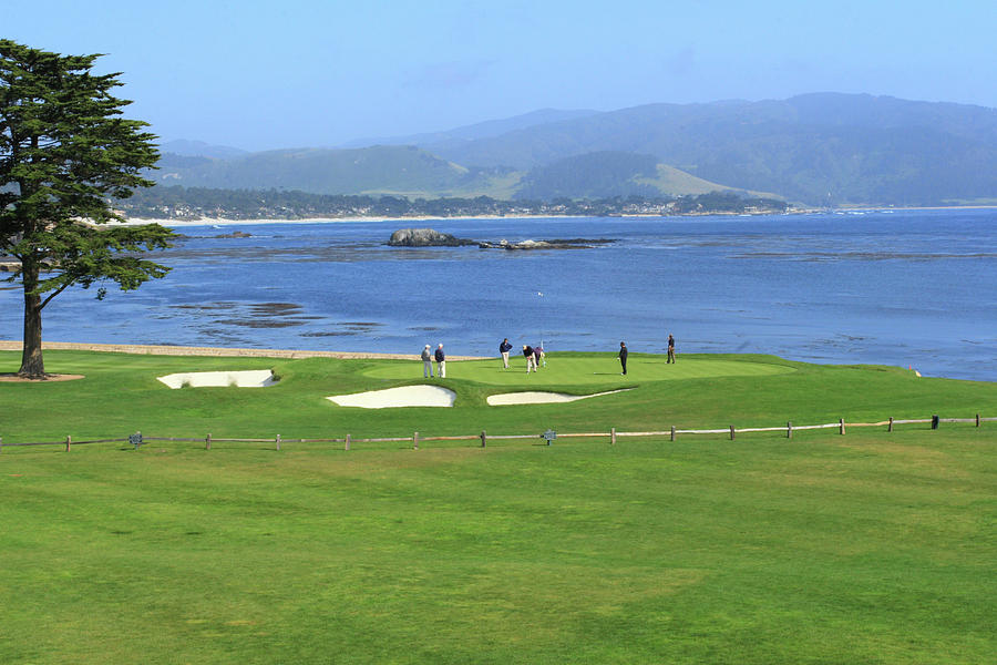 18th Green - Pebble Beach Photograph by Lou Ford