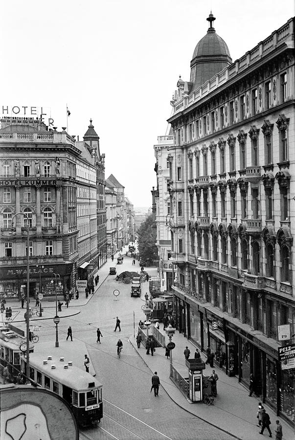 1920s-vienna-street-view-classic-europe-paul-ranky.jpg