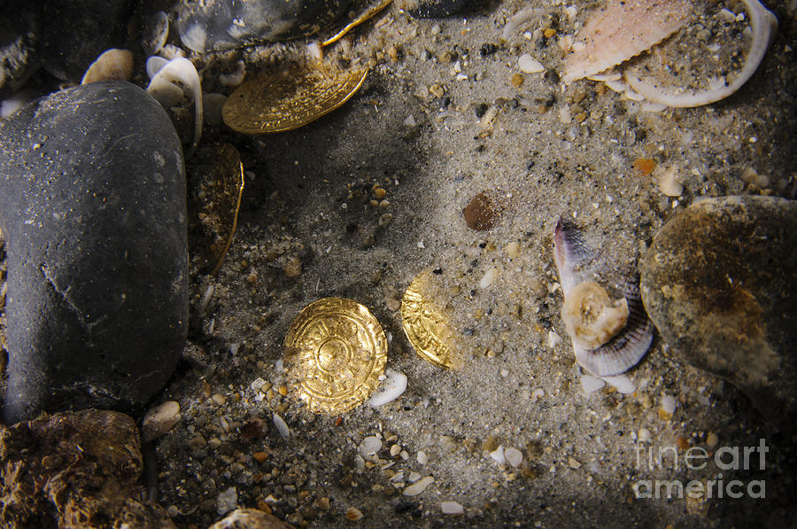 A stash of 2000 ancient gold coins  #2 Photograph by Hagai Nativ