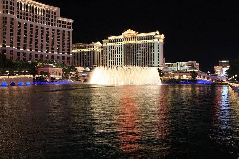 Bellagio Fountain Show Las Vegas Photograph By William E Rogers 