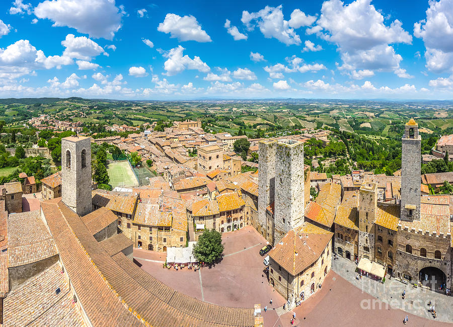 Historic town of San Gimignano with Tuscan countryside, Tuscany ...