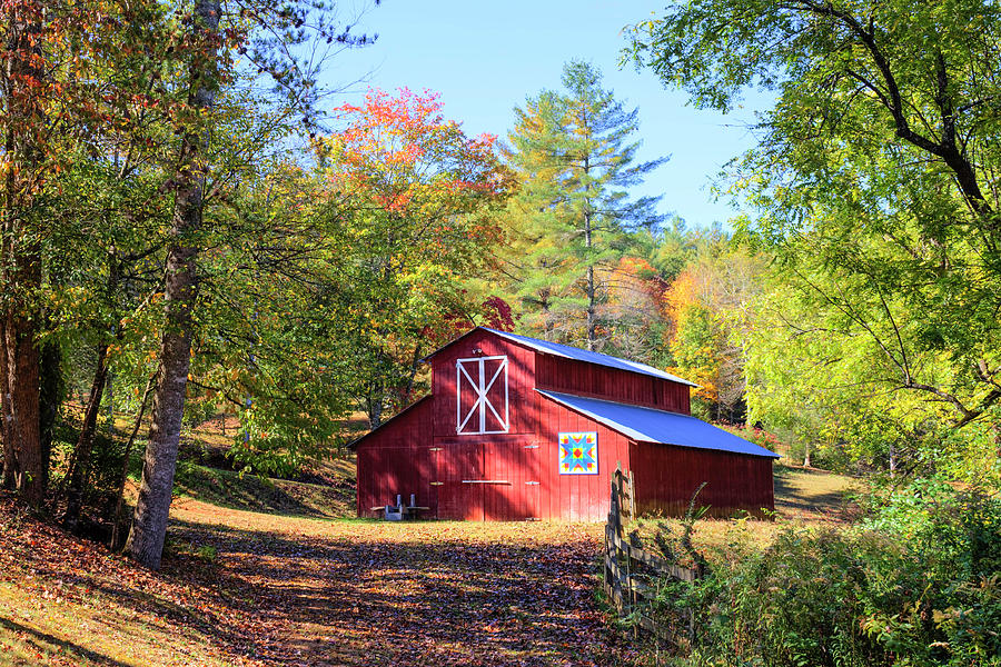 Red Quilt Barn In The Fall Photograph by Lorraine Baum