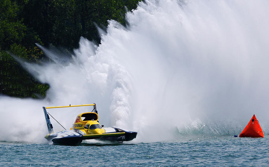 Roostertail from racing hydroplanes boats on the Detroit river for Gold ...