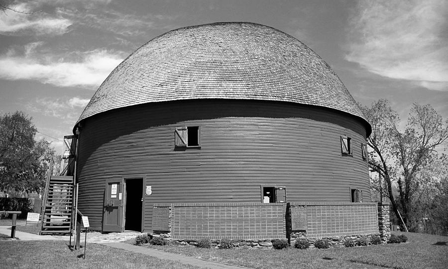 Route 66 - Round Barn 2007 BW Photograph by Frank Romeo