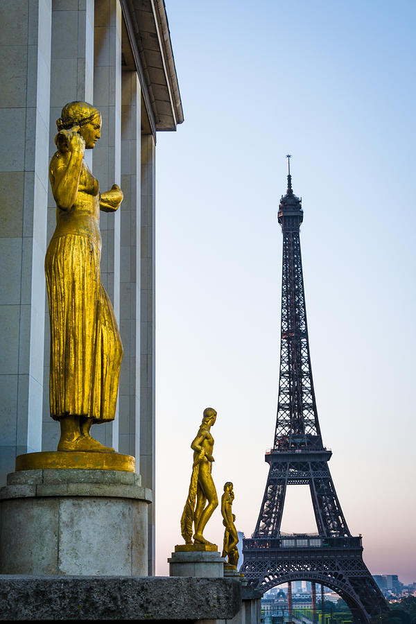 Paris Photograph - Trocadero Statues with Eiffel Tower #2 by Oscar Gutierrez