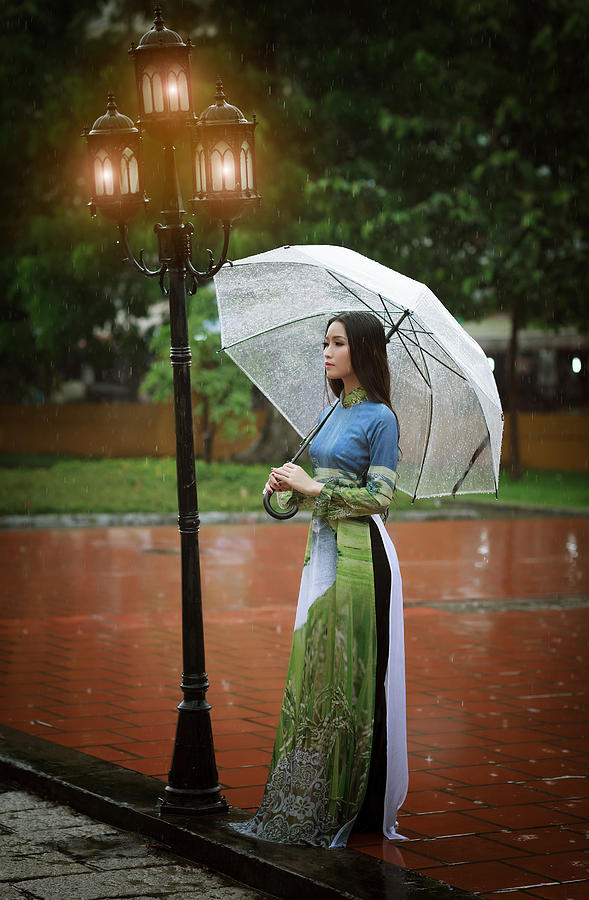 Vietnamese Women Wear Ao In The Rain. Ao Dai Is Famous 