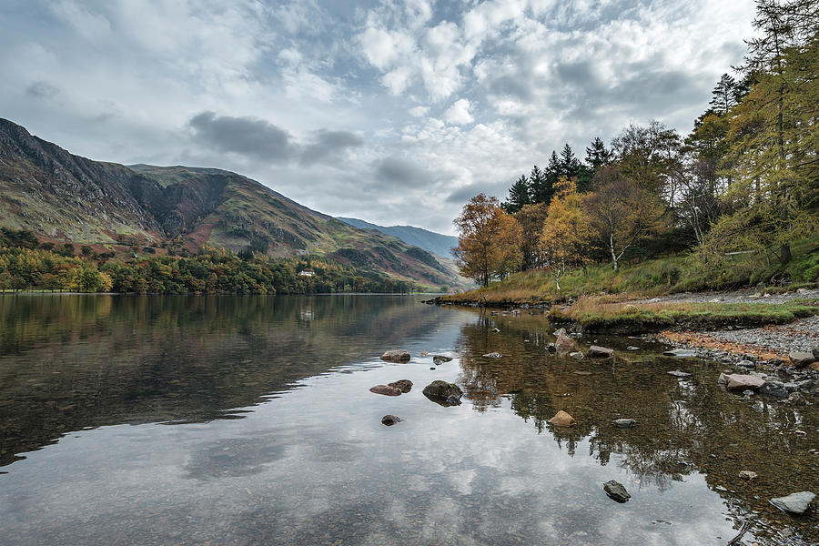 Stuning Autumn Fall landscape image of Lake Buttermere in Lake D ...