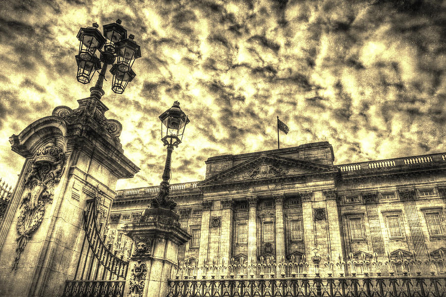 Buckingham Palace Vintage #3 Photograph by David Pyatt
