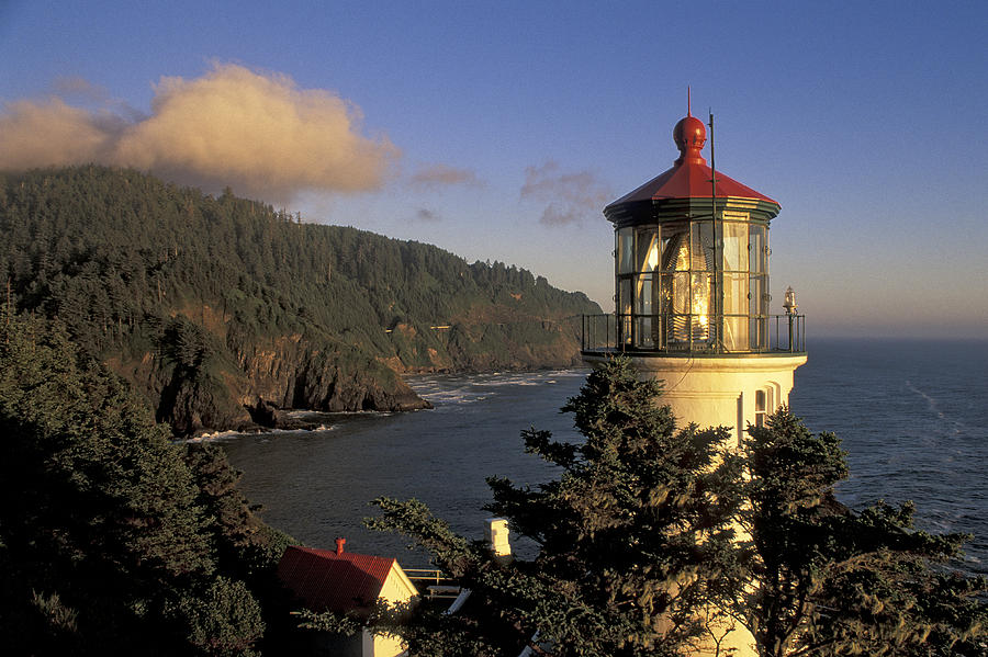 Heceta Head Lighthouse Photograph by Greg Vaughn - Fine Art America