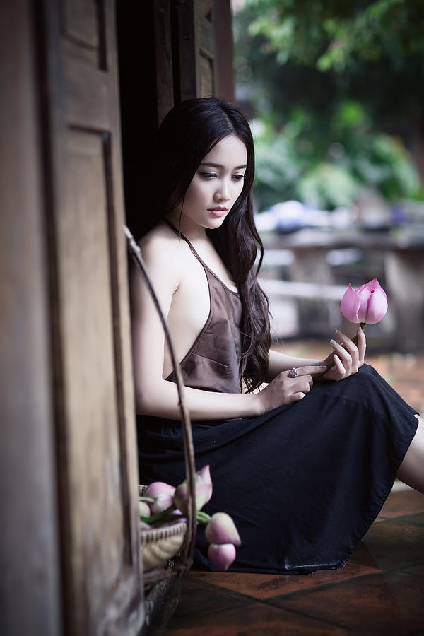 Vietnamese Beauty Women Holding Lotus Photograph By Huynh Thu Fine Art America