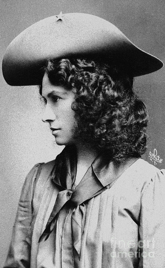 Annie Oakley (1860-1926) #4 Photograph by Granger