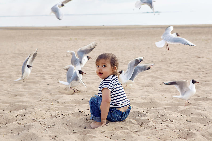 Мальчик и птица полностью. Beaches with Baby boys standing.