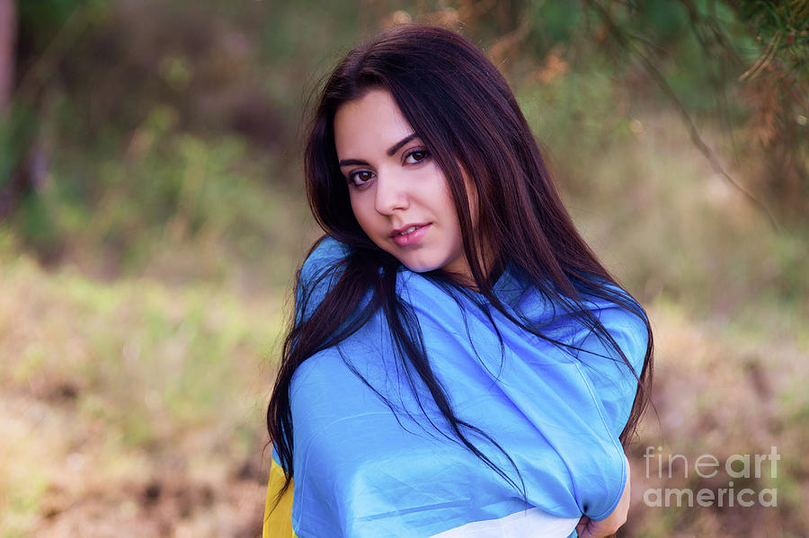 Beautiful Brunette Model Posing In A Park With Flag Of Ukraine 0956