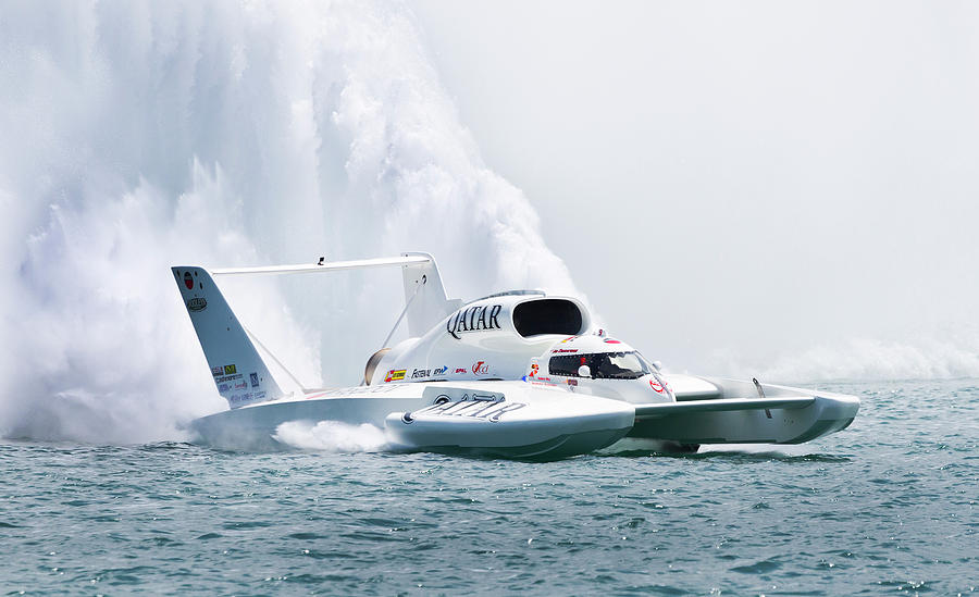 Roostertail from racing hydroplanes boats on the Detroit river for Gold ...