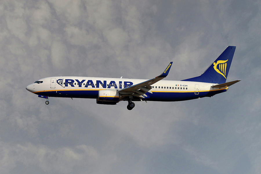 Ryanair Photograph - Ryanair Boeing 737-8AS #57 by Smart Aviation