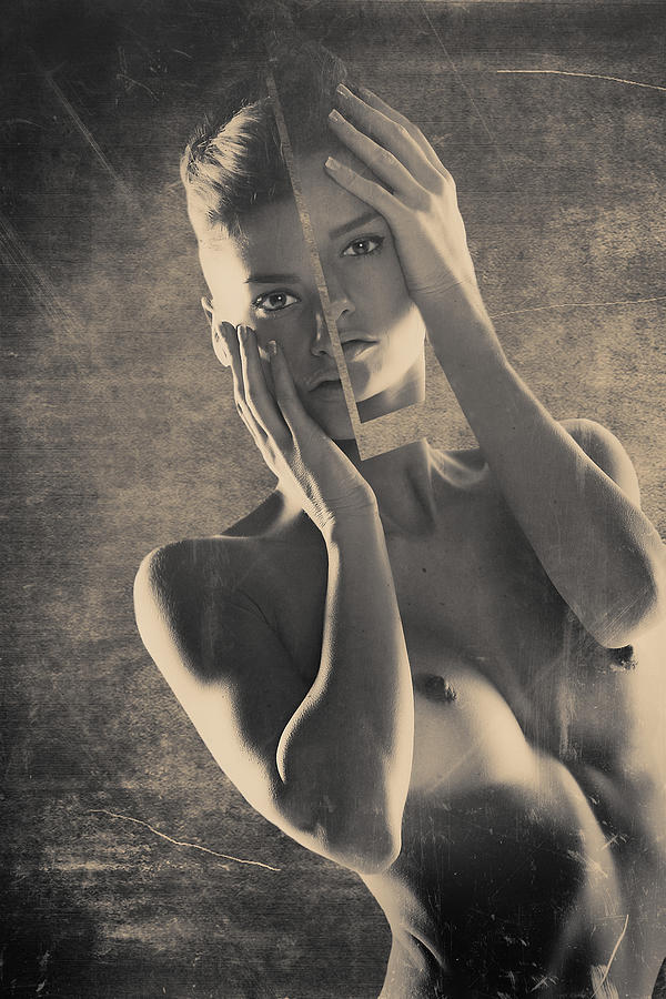 Nude Photograph - 6908 by Riccardo Liporace