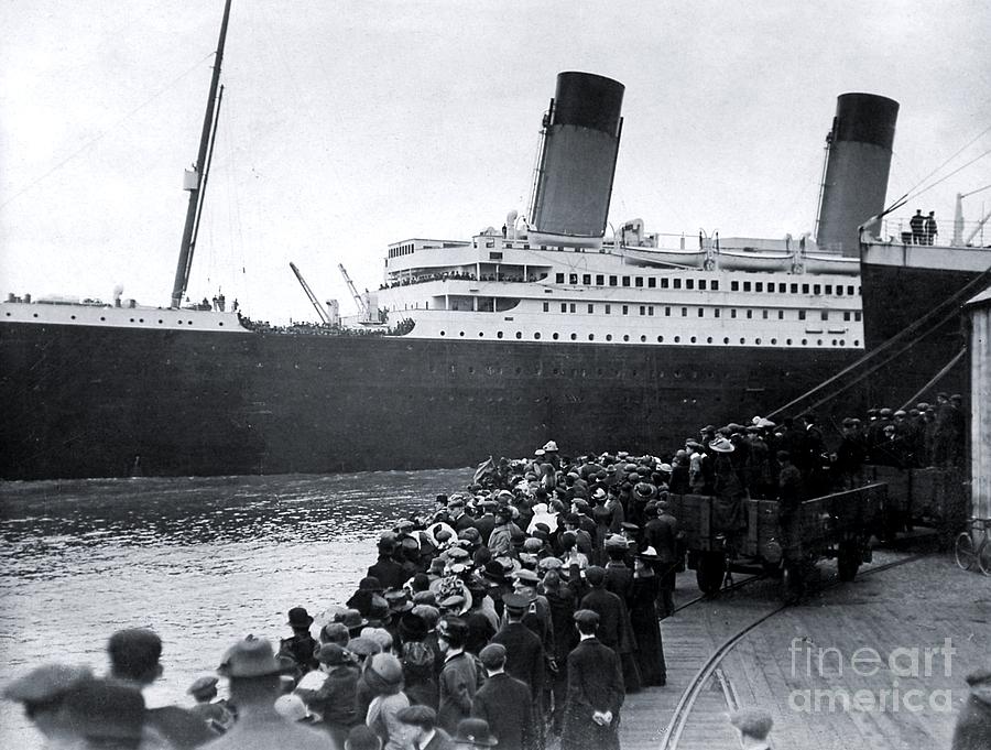 Rms Titanic Leaving Port