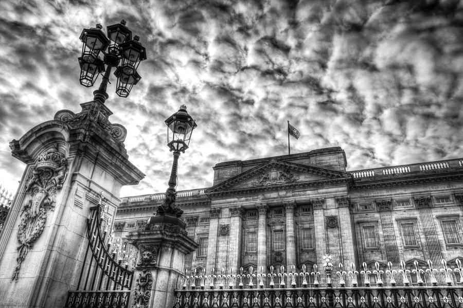 London Photograph - Buckingham Palace #9 by David Pyatt
