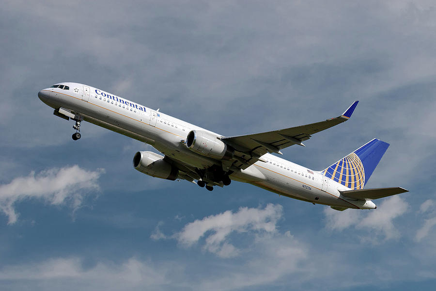 United Airlines Photograph - United Airlines Boeing 757-224 by Smart Aviation United Airlines Photograph - United Airlines Boeing 757-224 by Smart Aviation