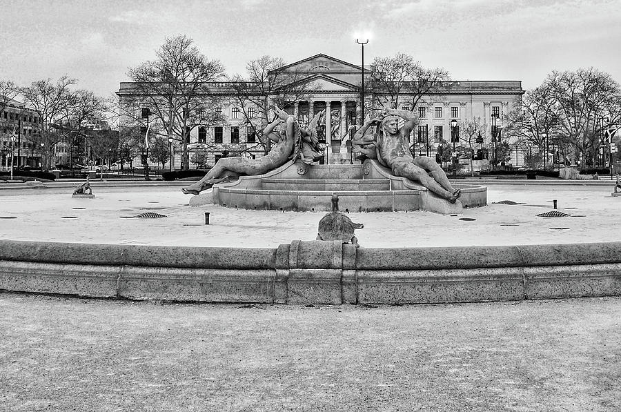 A Dry Swann Fountain and the Franklin Institute in Black and Whi Photograph by Bill Cannon
