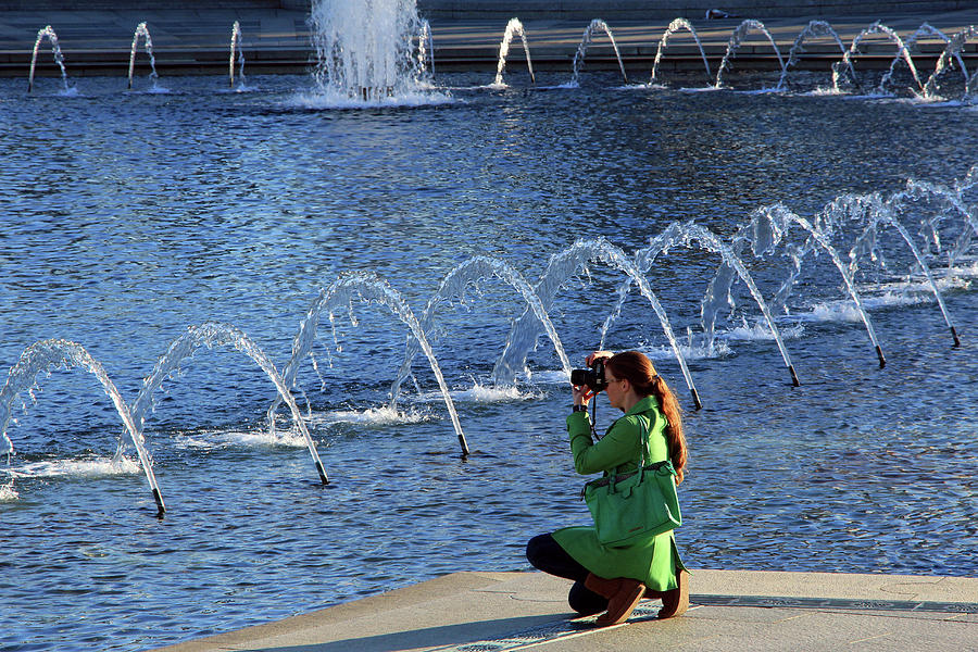A Fashionable Photographer At The World War II Memorial Photograph by Cora Wandel