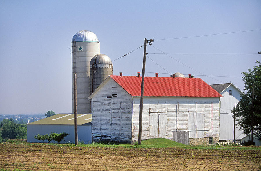 A Mennonite Farm, Lancaster, Pennsylvania Photograph by Buddy Mays