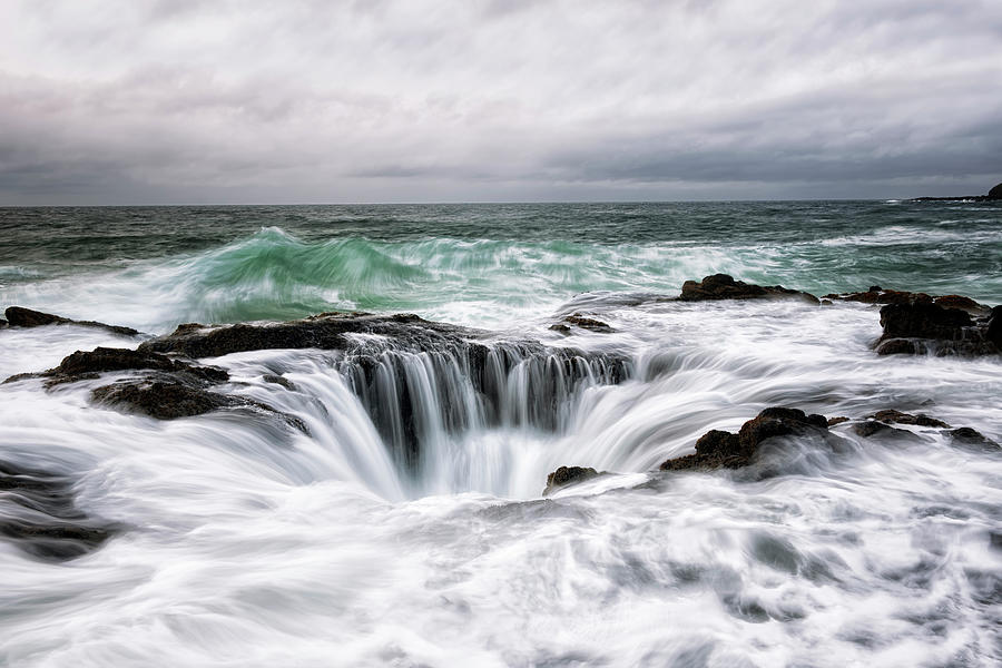 A stormy high tide replenishes the undersea grotto known as Thor's Well ...