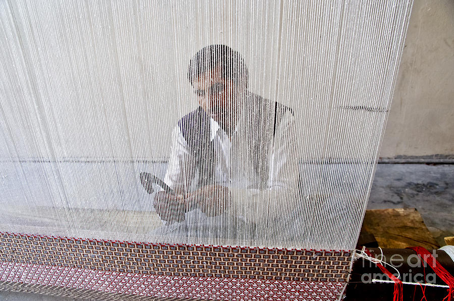 A weaver weaves a carpet. Photograph by Elena Perelman