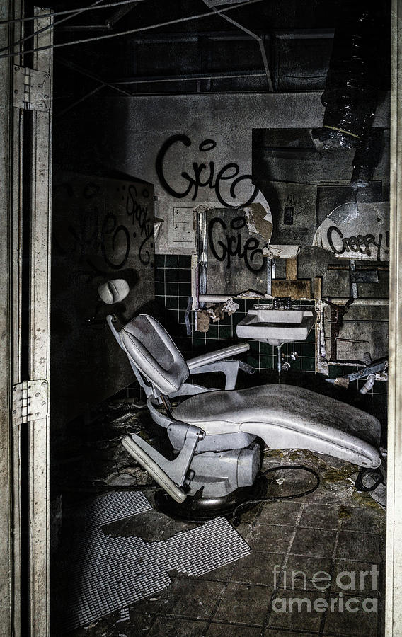 Abandoned chair Photograph by Izet Kapetanovic