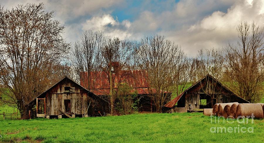 Abandoned House Photograph - Abandoned Farmhouse by Huberto Ramirez