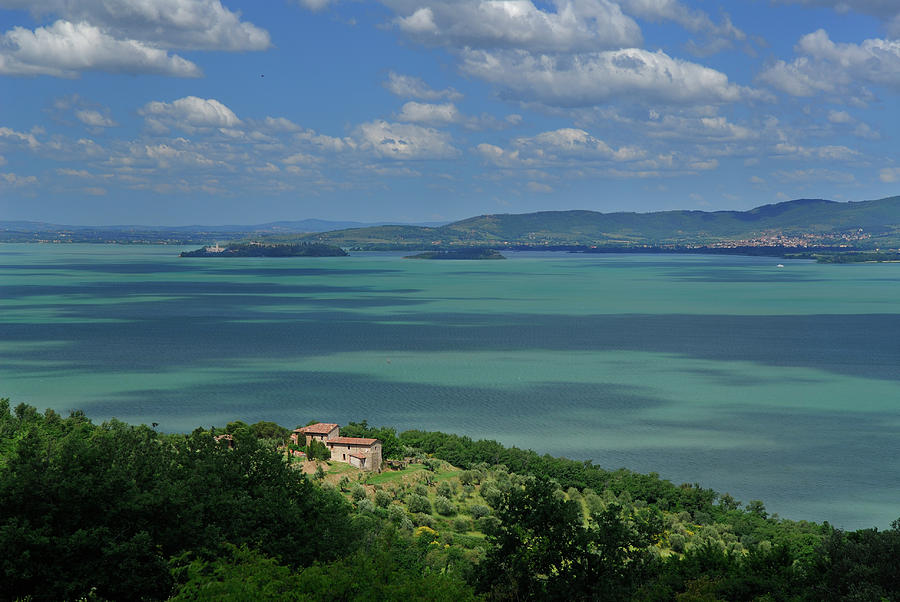 Castle Photograph - Abondoned farmhouse overlooking Lake Trasimeno in Italy by Reimar Gaertner