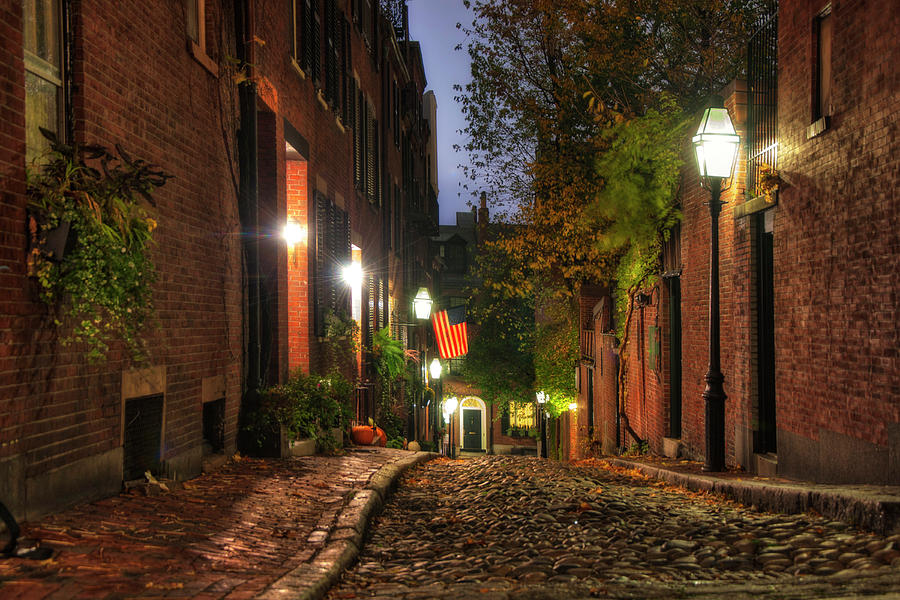 Acorn Street at night, in Beacon Hill, Boston, Massachusetts Stock Photo -  Alamy