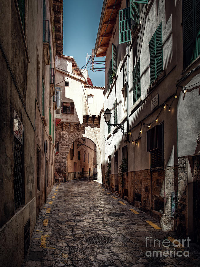 Alley Palma de Mallorca Photograph by Daniel Heine