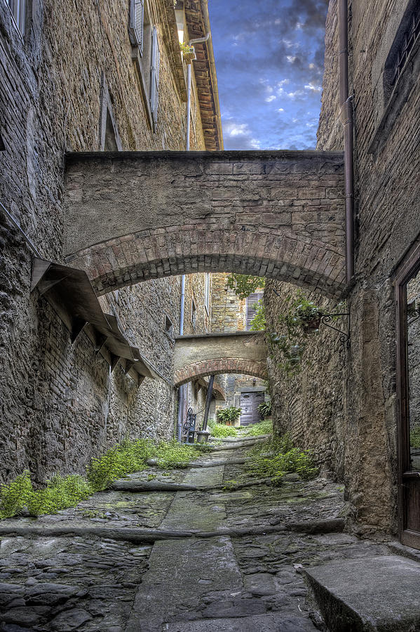 Alleyway In Cortona Tuscany Photograph by Al Hurley