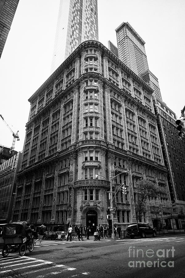 Alwyn court apartment building with petrossian boutique cafe New York ...