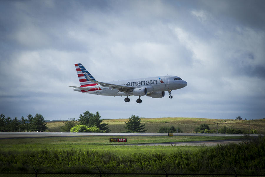 American Airlines Photograph - N9015D American Airlines Airbus A319 Arriving Hartsfield-Jackson Atlanta International Airport Art by Reid Callaway