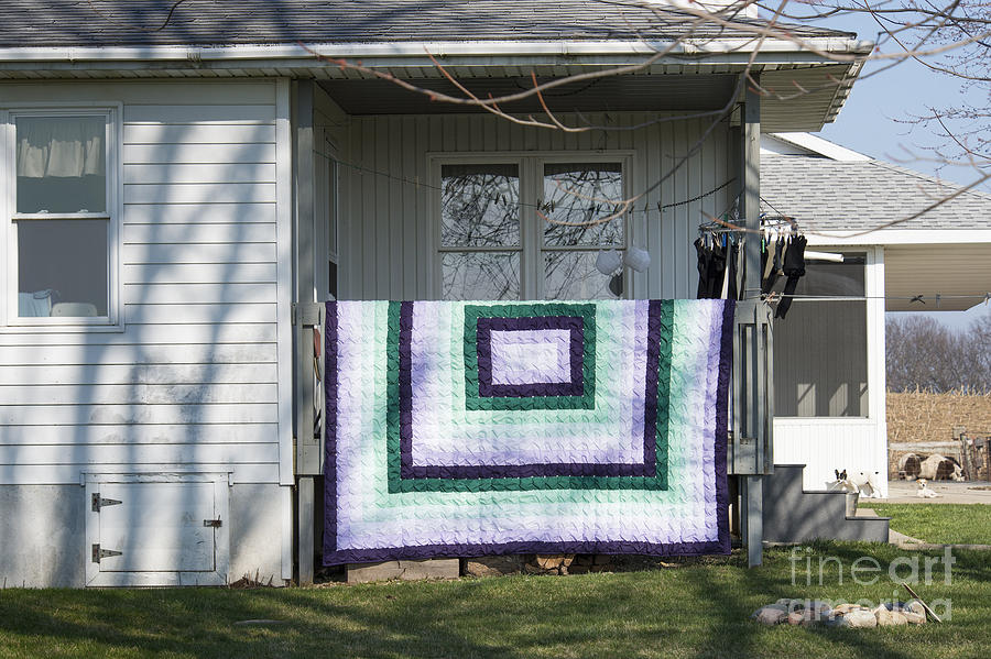 Amish House with Quilt Photograph by David Arment