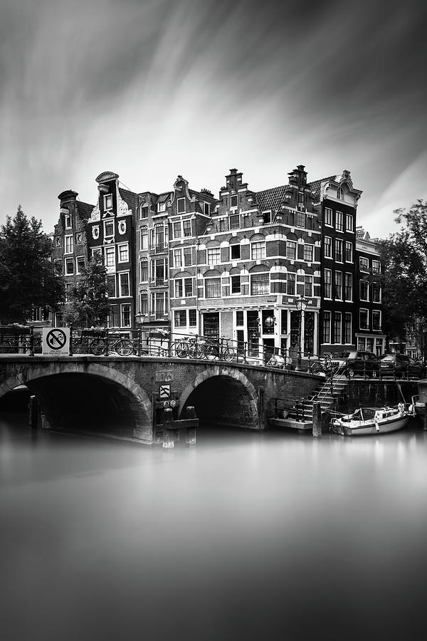 Black And White Photograph - Amsterdam, Brouwersgracht by Ivo Kerssemakers
